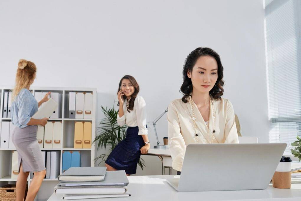 Bekerja Di Kantor (freepik.com/pressfoto)