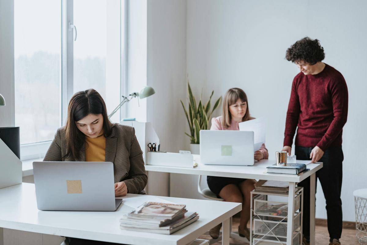 ilustrasi kantor dengan ruang open space