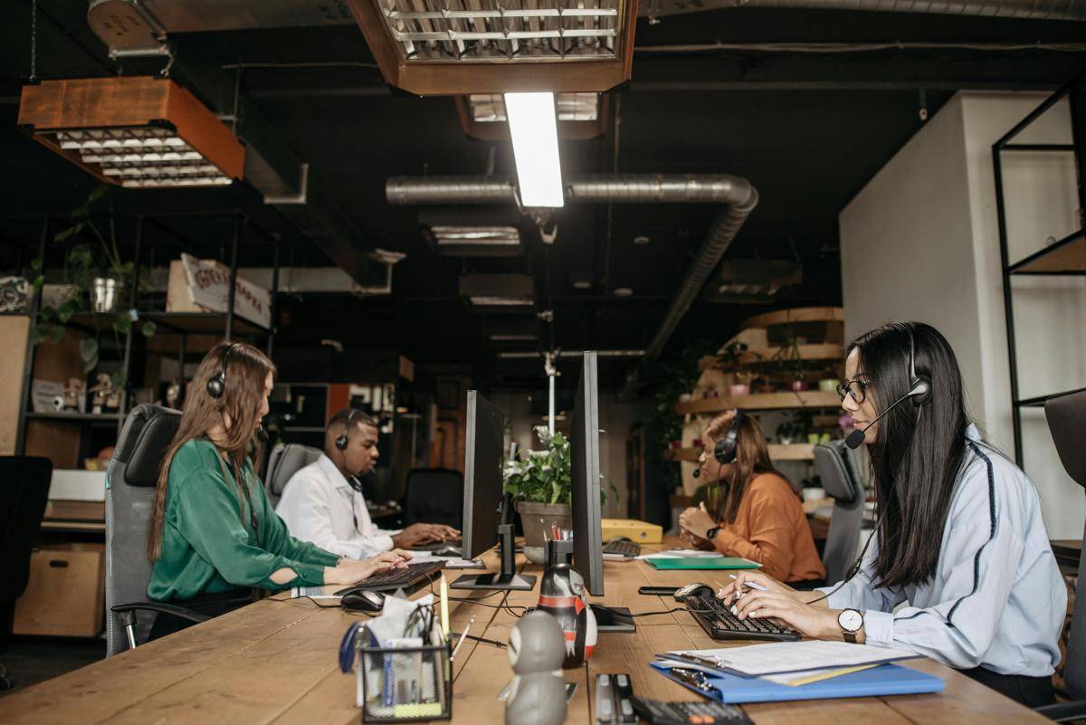 ilustrasi kantor dengan ruang open space