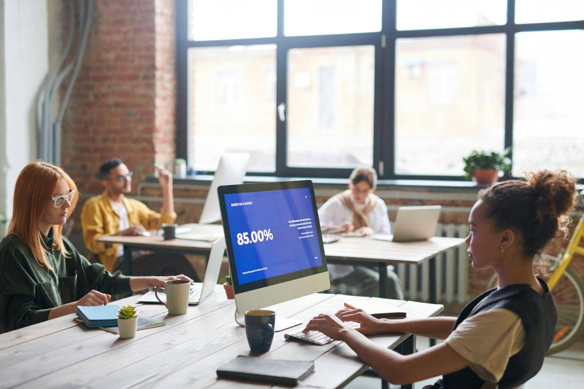 ilustrasi kantor dengan ruang open space