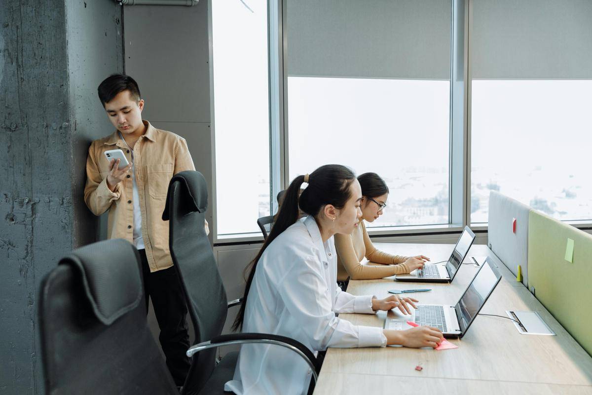 ilustrasi kantor dengan ruang open space