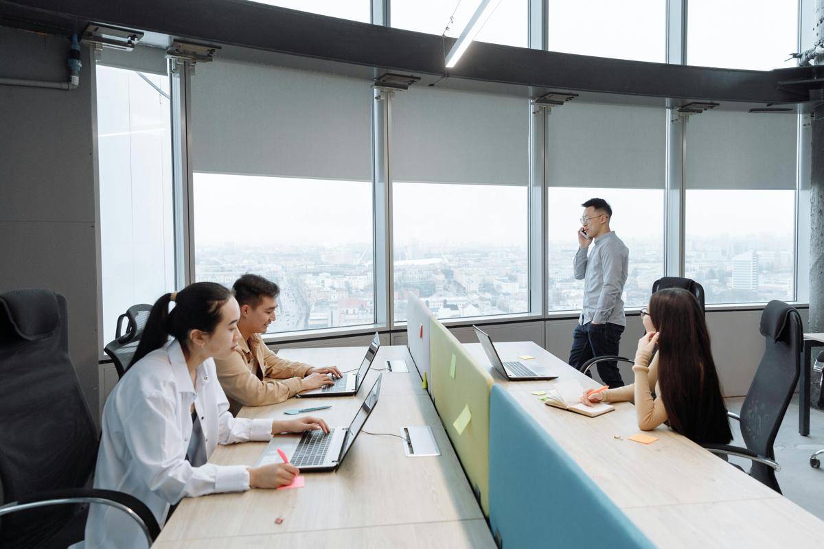 ilustrasi kantor dengan ruang open space