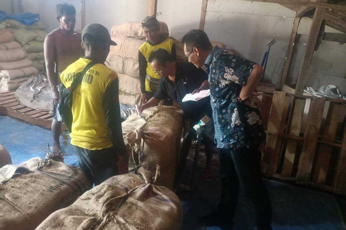 Petani tembakau di Ngawi tengah menjual hasil kebunnya. IDN Times/Riyanto.