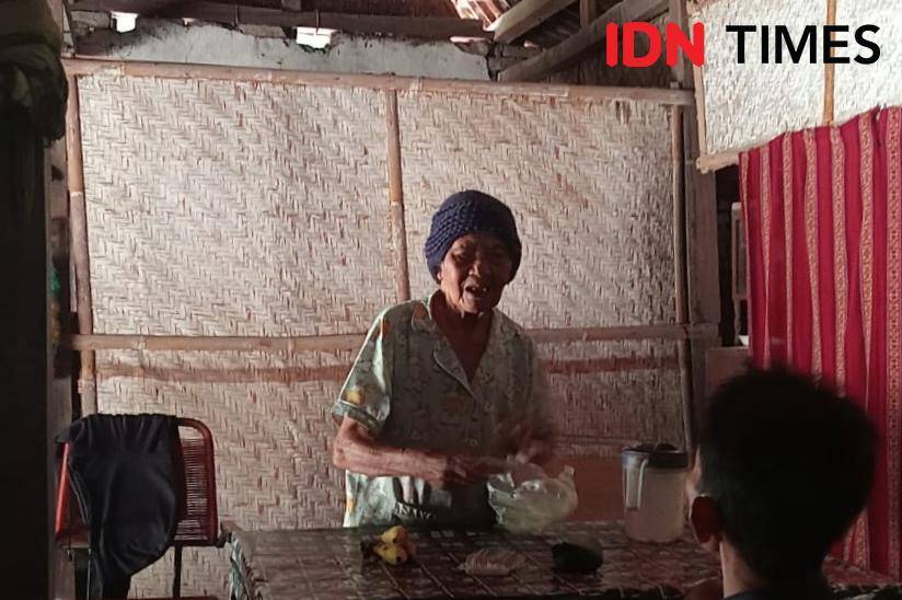 Lansia hidup sebatangkara dari keluarga tidak mampu di Kecamatan Parang Magetan. IDN Times/Riyanto.