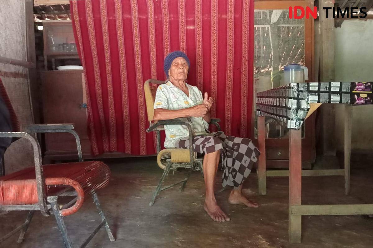 Lansia hidup sebatangkara dari keluarga tidak mampu di Kecamatan Parang Magetan. IDN Times/Riyanto.