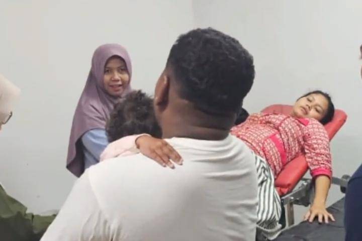 Lima anggota Yonif 501/BY memberikan pertolongan darurat hingga proses persalinan berlangsung aman. IDN Times/Istimewa.