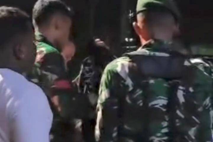 Lima anggota Yonif 501/BY memberikan pertolongan darurat hingga proses persalinan berlangsung aman. IDN Times/Istimewa.