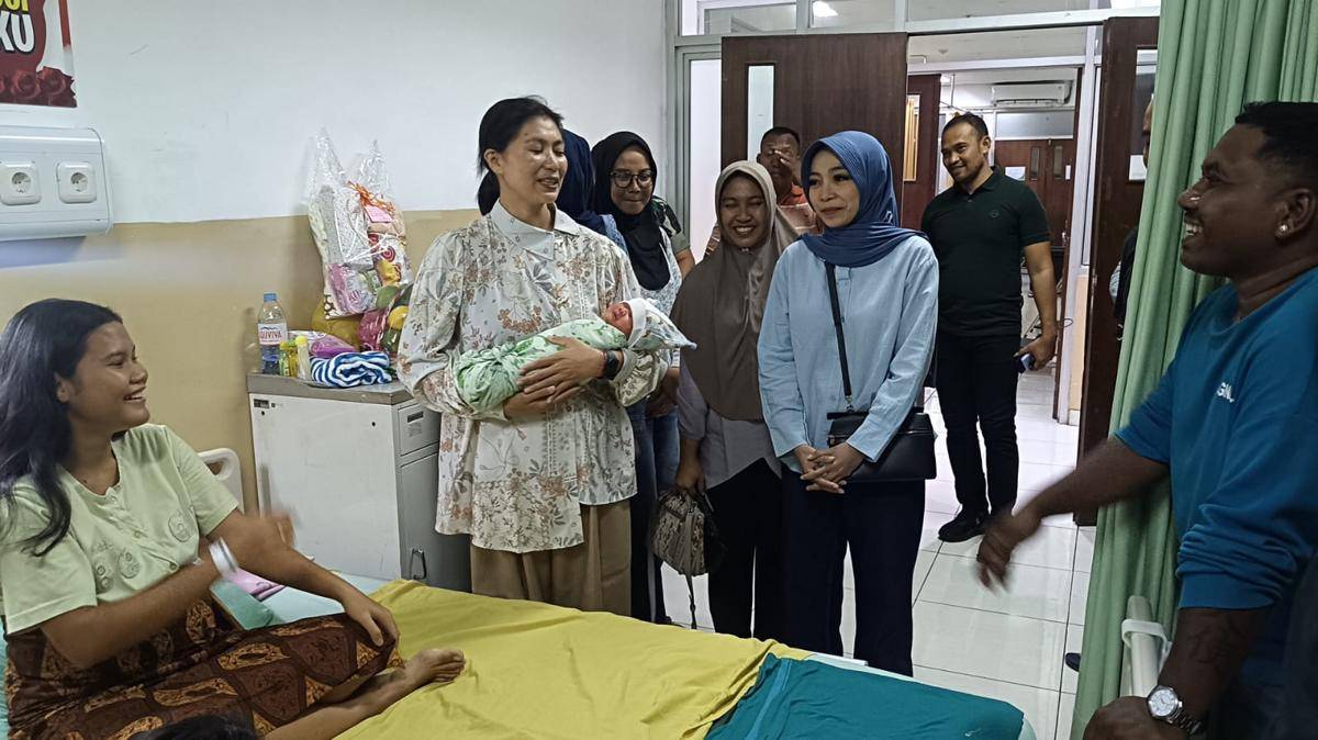 Ketua Persit KCK Yonif 501, Dewa Ayu Srihandayani, bersama rombongan, menjenguk Yohane di RSUD dr. Soedono. IDN Times/Riyanto.