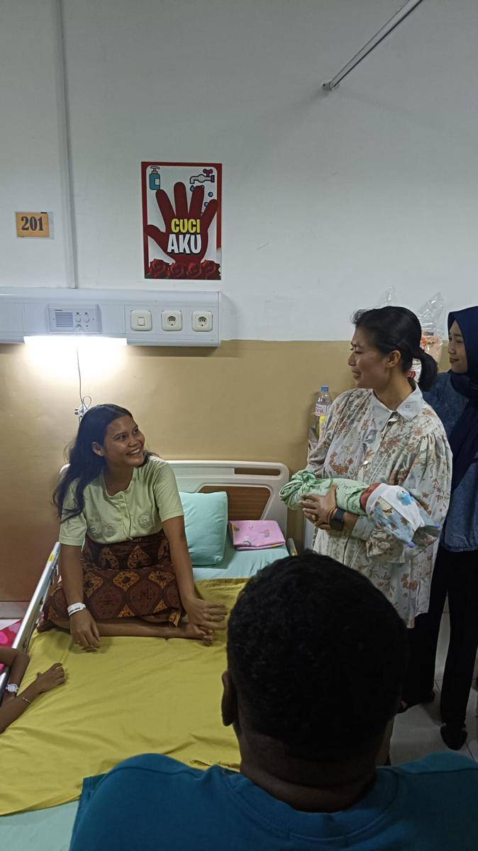 Ketua Persit KCK Yonif 501, Dewa Ayu Srihandayani, bersama rombongan, menjenguk Yohane di RSUD dr. Soedono. IDN Times/Riyanto.