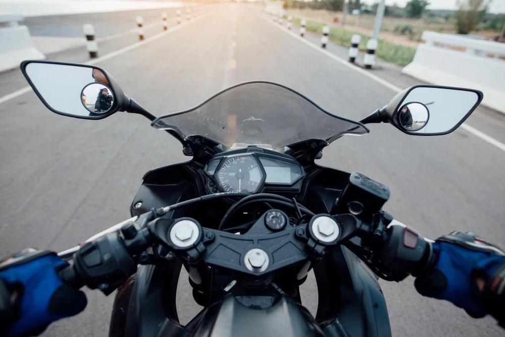 ilustrasi mengendarai motor (freepik.com/jcomp)