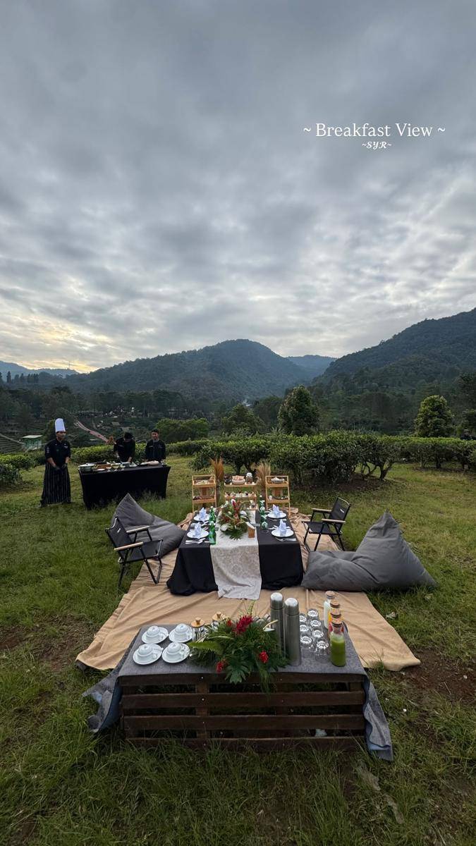 Syahrini sarapan di kebun teh 