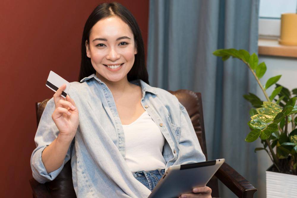ilustrasi perempuan menggunakan kartu kredit (freepik.com/freepik)