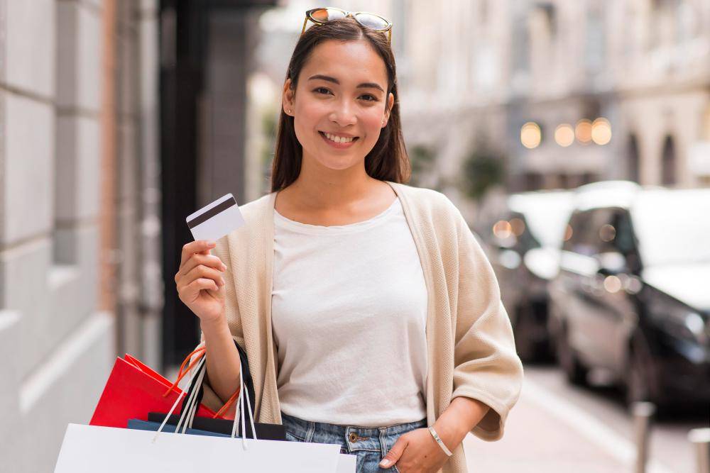 ilustrasi perempuan belanja dengan kartu kredit (freepik.com/freepik)