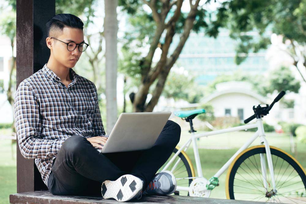 ilustrasi duduk di depan laptop (freepik.com/pressfoto)