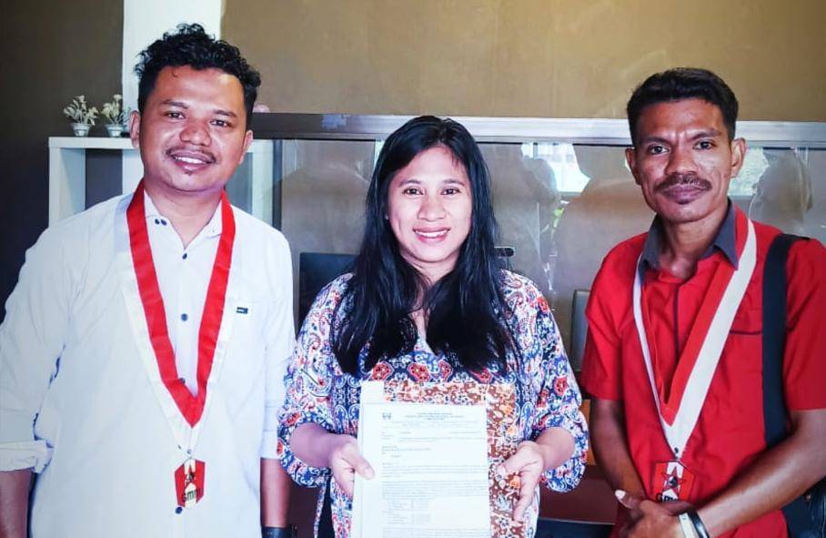 Pengurus GMNI Kupang menyerahkan draf pengaduan ke Kejati NTT. (Dok GMNI Kupang)