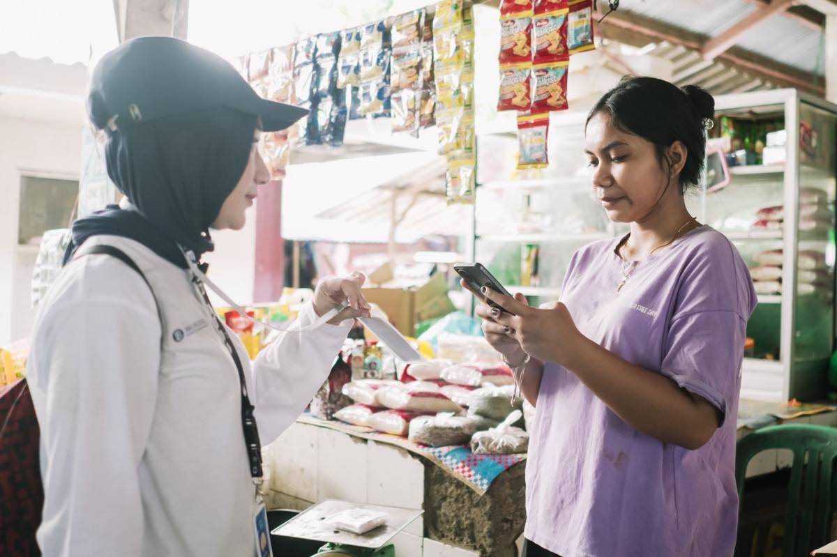 Warga NTT sedang berbelanja dengan aplikasi QRIS. (Dok Kantor Perwakilan Bank Indonesia NTT)