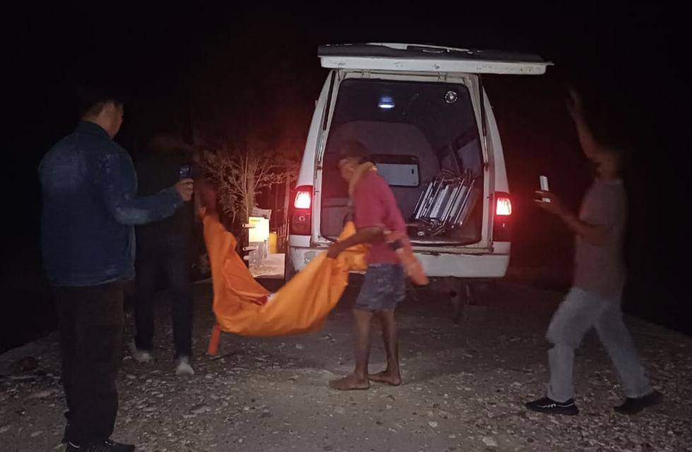 Proses evakuasi mayat yang berupa mumi di Malaka, NTT. (Dok Polres Malaka)