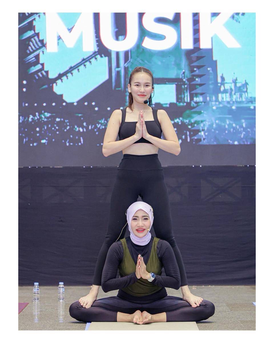 Ayu Ting Ting Jadi Instruktur Yoga