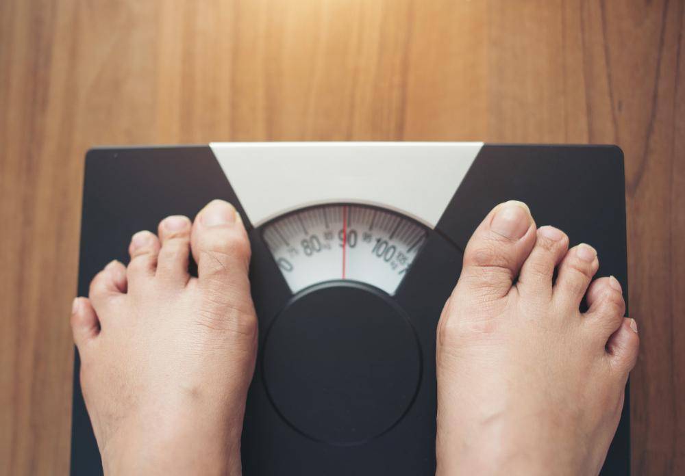 ilustrasi seseorang menimbang berat badan 