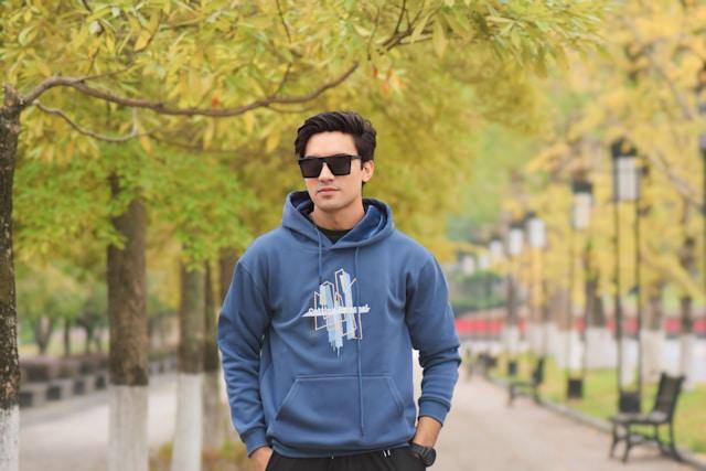 ilustrasi hoodie pria dan wanita (unsplash.com/Aftab Haider) 