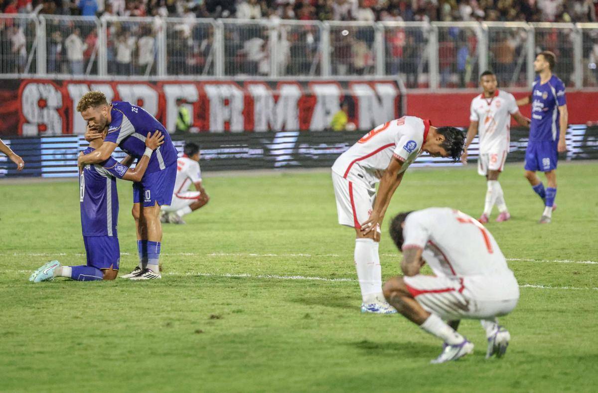 Pesepak bola Persik Kediri Pedro Miguel Serra Matos (kiri) berebut bola dengan pesepak bola Madura United FC Taufik Hidayat (kanan) pada pertandingan BRI Super League di Stadion Gelora Joko Samudro, Gresik, Jawa Timur, Sabtu (16/8/2025). (ANTARA FOTO/Moch Asim/foc.)