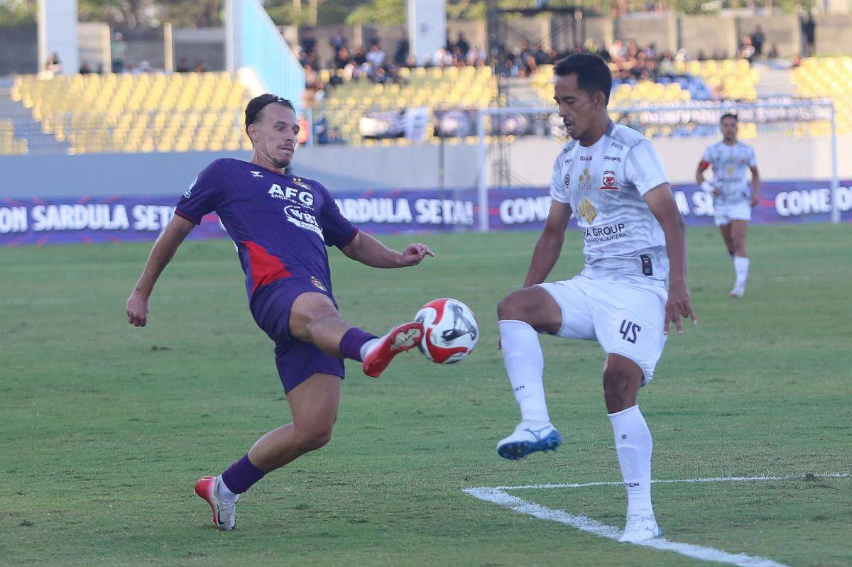 Pesepak bola Persik Kediri Pedro Miguel Serra Matos (kiri) berebut bola dengan pesepak bola Madura United FC Taufik Hidayat (kanan) pada pertandingan BRI Super League di Stadion Gelora Joko Samudro, Gresik, Jawa Timur, Sabtu (16/8/2025). (ANTARA FOTO/Moch Asim/foc.)