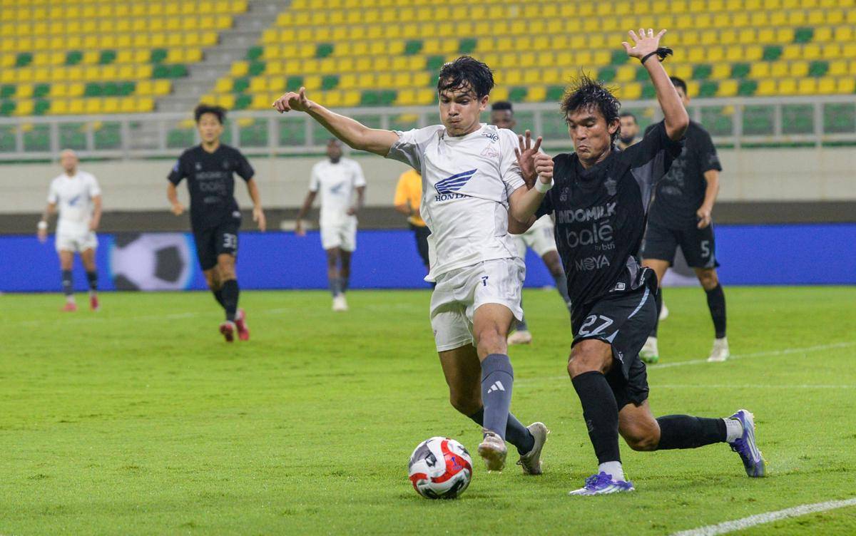 Pesepak bola Persita Tangerang Zalnando (kanan) berebut bola dengan pesepak bola PSM Makassar Victor Jonson Benjamin Dethan (kiri) pada pertandingan BRI Super League di stadion Banten International Stadium (BIS), Kabupaten Serang, Banten, Kamis (11/9/2025). (ANTARA FOTO/Muhammad Bagus Khoirunas/YU)