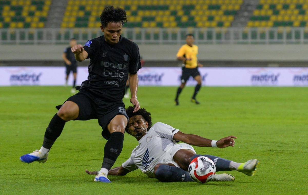 Pesepak bola Persita Tangerang Hokky Caraka Bintang Brilliant (kiri) berebut bola dengan pesepak bola PSM Makassar Aloisio Soares Neto (kanan) pada pertandingan BRI Super League di stadion Banten International Stadium (BIS), Kabupaten Serang, Banten, Kamis (11/9/2025). (ANTARA FOTO/Muhammad Bagus Khoirunas/YU)