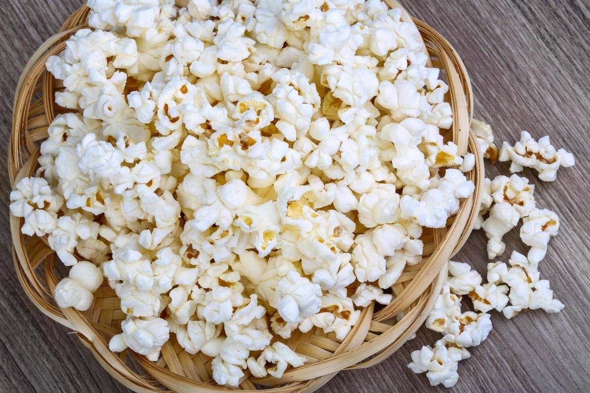 Semangkuk popcorn untuk camilan.