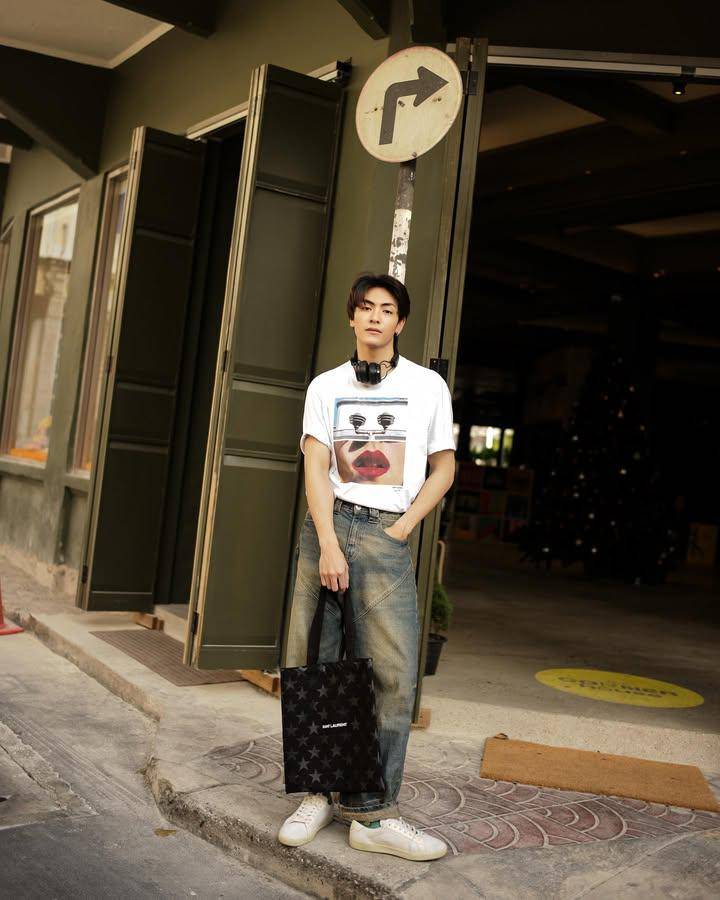 gaya french tuck ala Joong Archen (instagram.com/chen_rcj)