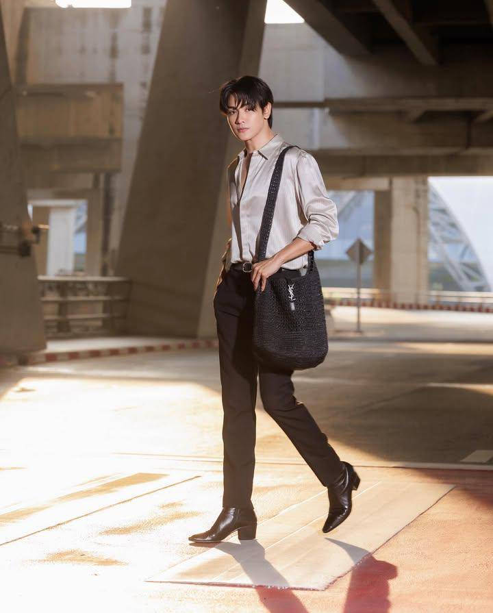 gaya french tuck ala Joong Archen (instagram.com/chen_rcj)