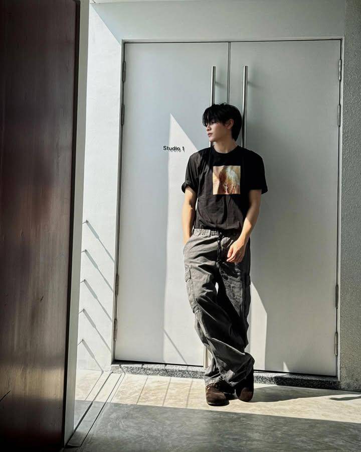 gaya french tuck ala Joong Archen (instagram.com/chen_rcj)