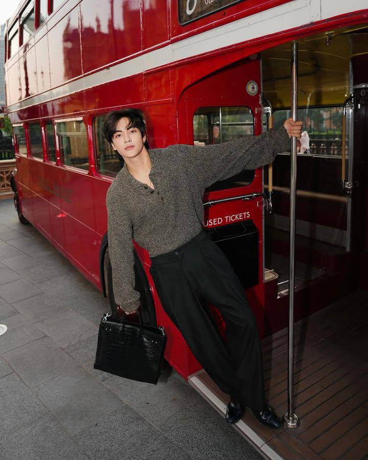 gaya french tuck ala Joong Archen (instagram.com/chen_rcj)