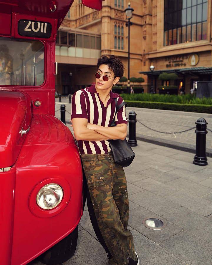 gaya french tuck ala Joong Archen (instagram.com/chen_rcj)