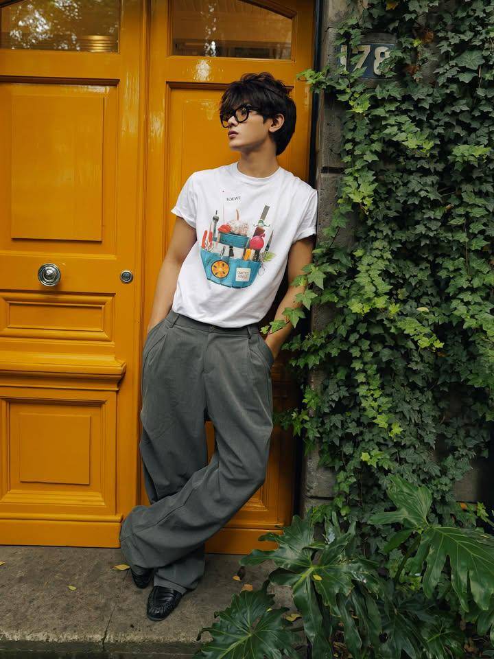gaya french tuck ala Joong Archen (instagram.com/chen_rcj)