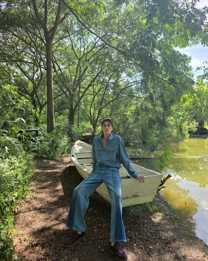 outfit denim on denim ala Nani Hirunkit (instagram.com/hirunkit_)
