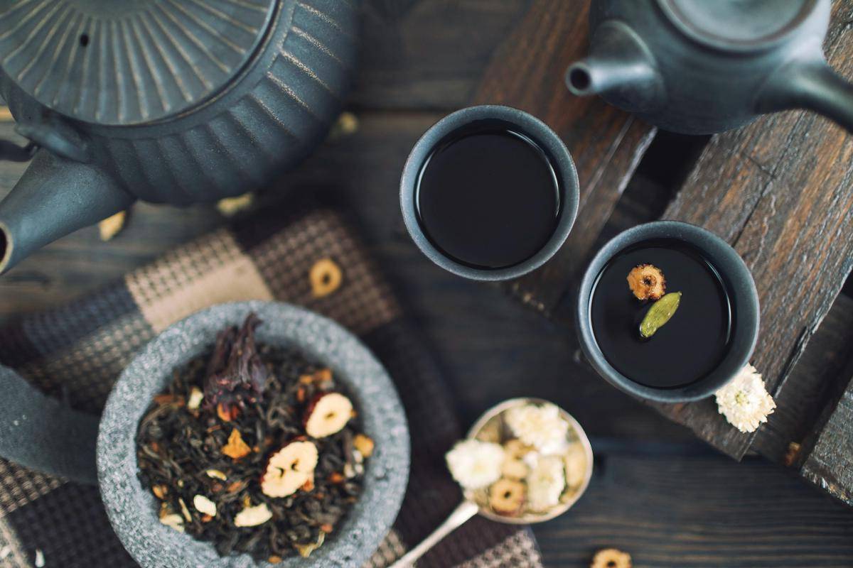 ilustrasi minuman liang teh (unsplash.com/Igor Miske)