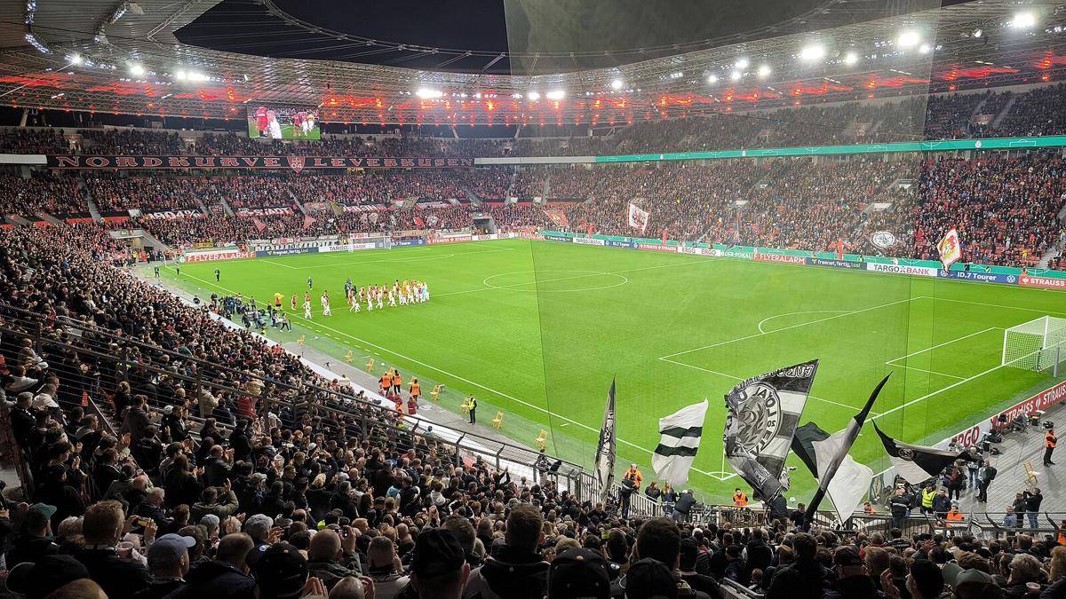 ilustrasi suasana pertandingan di kandang Bayer Leverkusen, BayArena