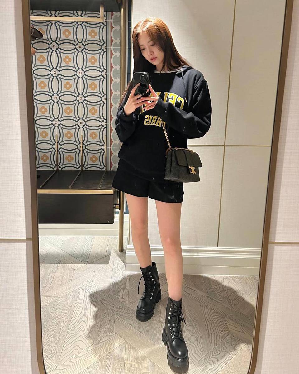 inspirasi outfit dari capsule wardrobe ala Yoona 