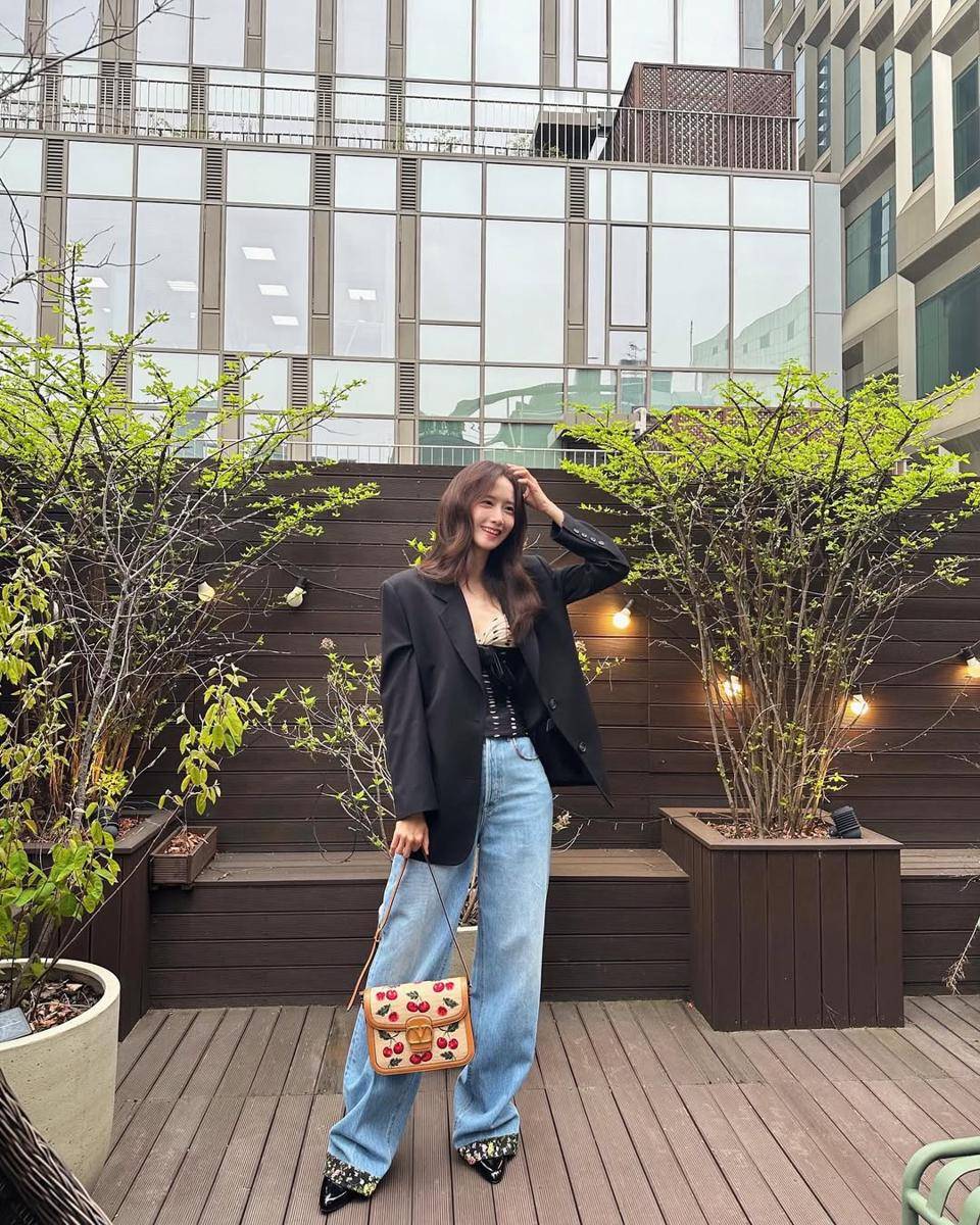 inspirasi outfit dari capsule wardrobe ala Yoona 