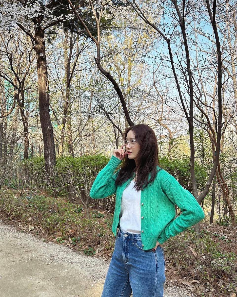 inspirasi outfit dari capsule wardrobe ala Yoona 