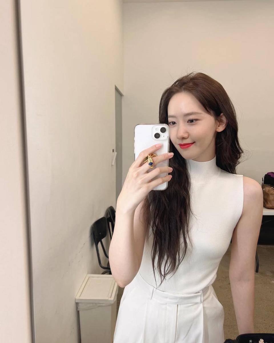 inspirasi outfit dari capsule wardrobe ala Yoona 