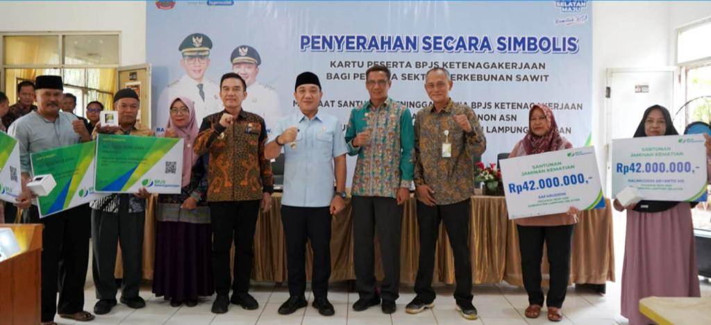 1.845 Pekerja Sektor Perkebunan Sawit di Kabupaten Lampung Selatan Resmi Menerima Kartu Kepesertaan BPJS Ketenagakerjaan (Dok.Pemkab Lampung Selatan)