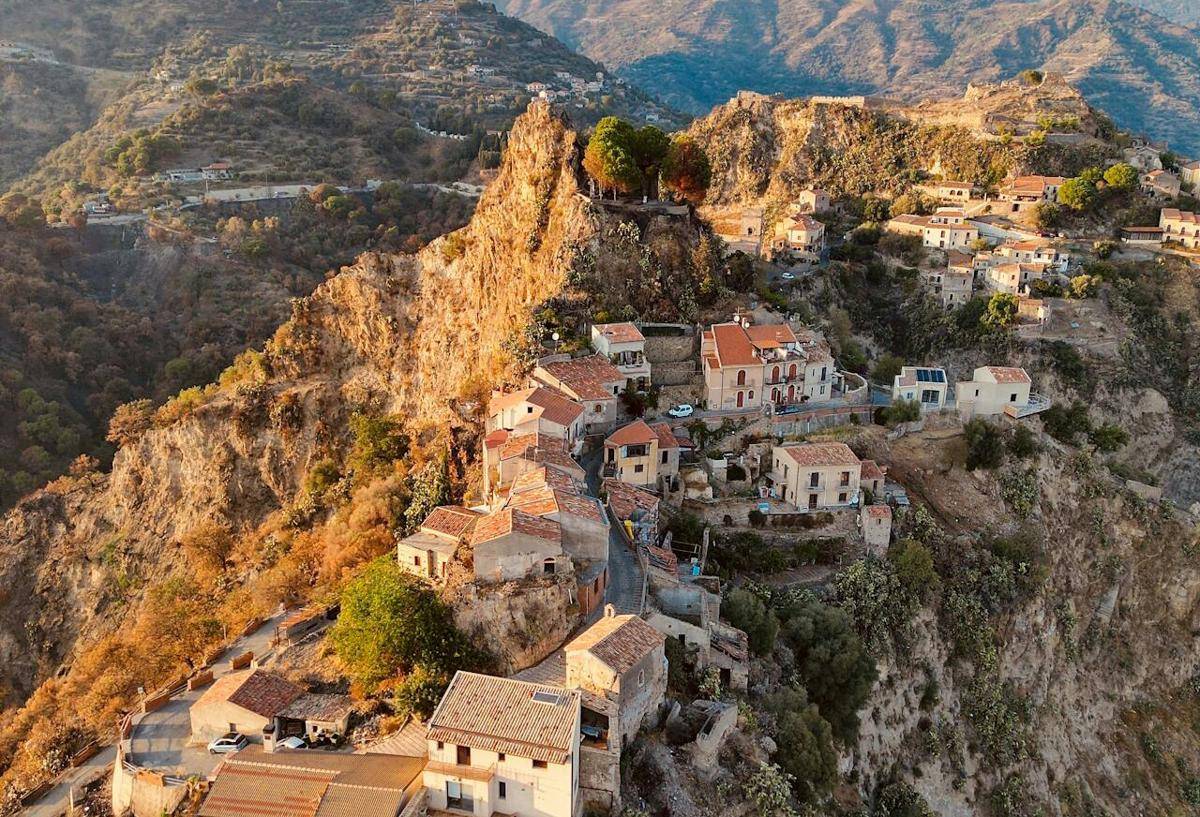 Desa Savoca, Italia (pexels.com/Dusan Stupar)