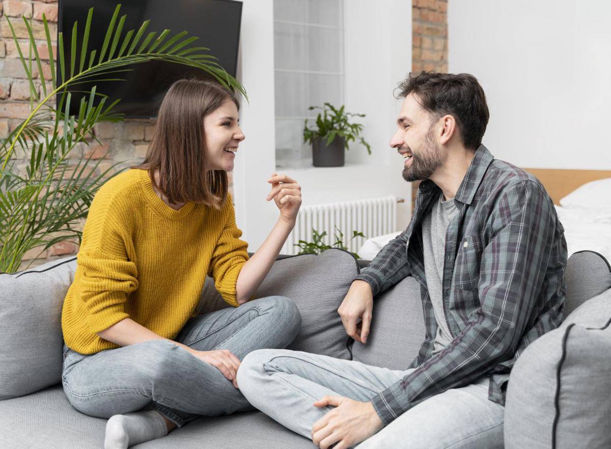 potret pasangan ngobrol (freepik.com/freepik)
