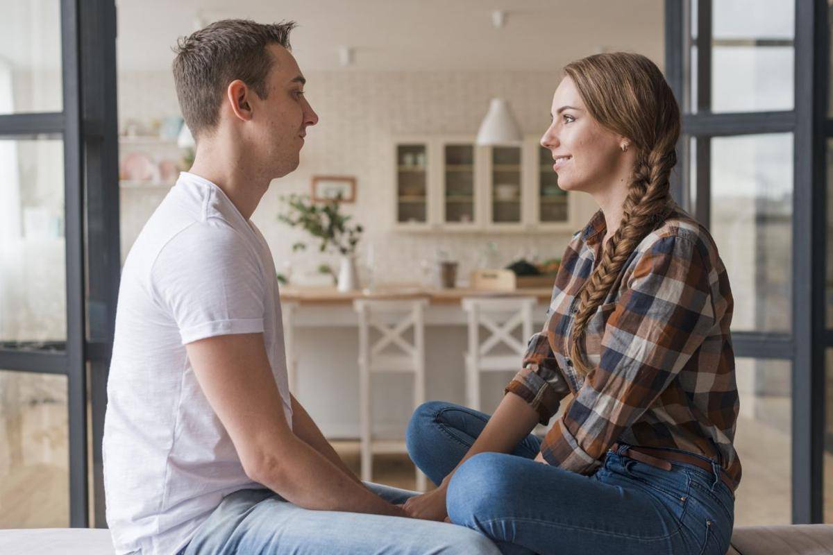 potret pasangan ngobrol (freepik.com/freepik)