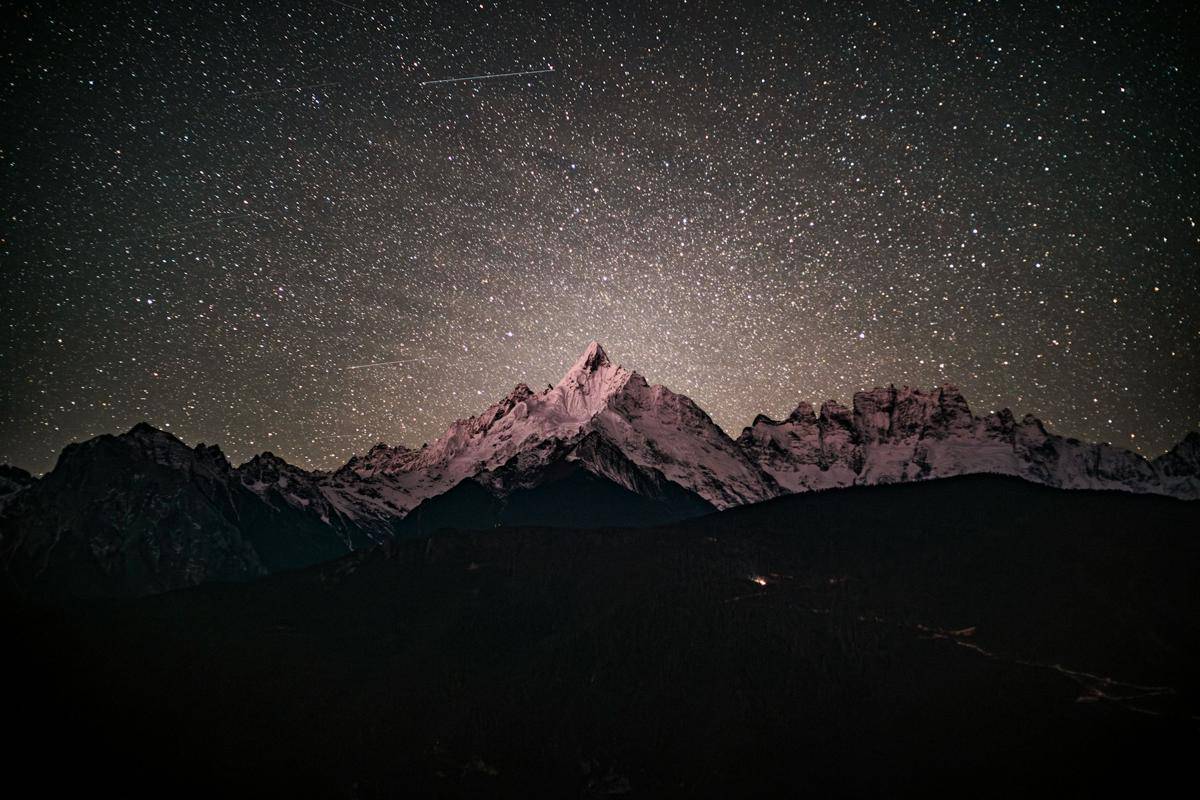 langit malam dan Pengunungan Meili dari Xiang Ge Li La Shi, Diqing Tibetan Autonomous Prefecture, Yunan (unsplash.com/langdima)