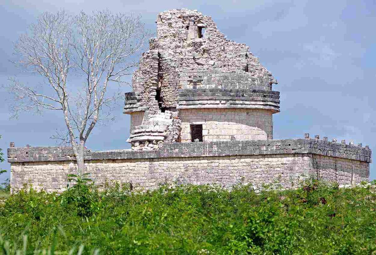 Ilustrasi observatorium Uxmal milik suku Maya