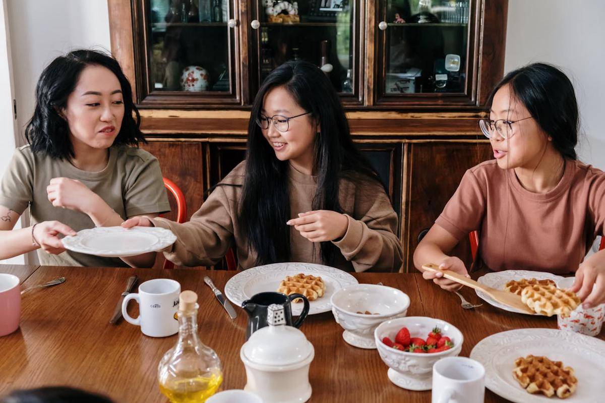 ilustrasi makan bersama (pexels.com/cottonbro studio)