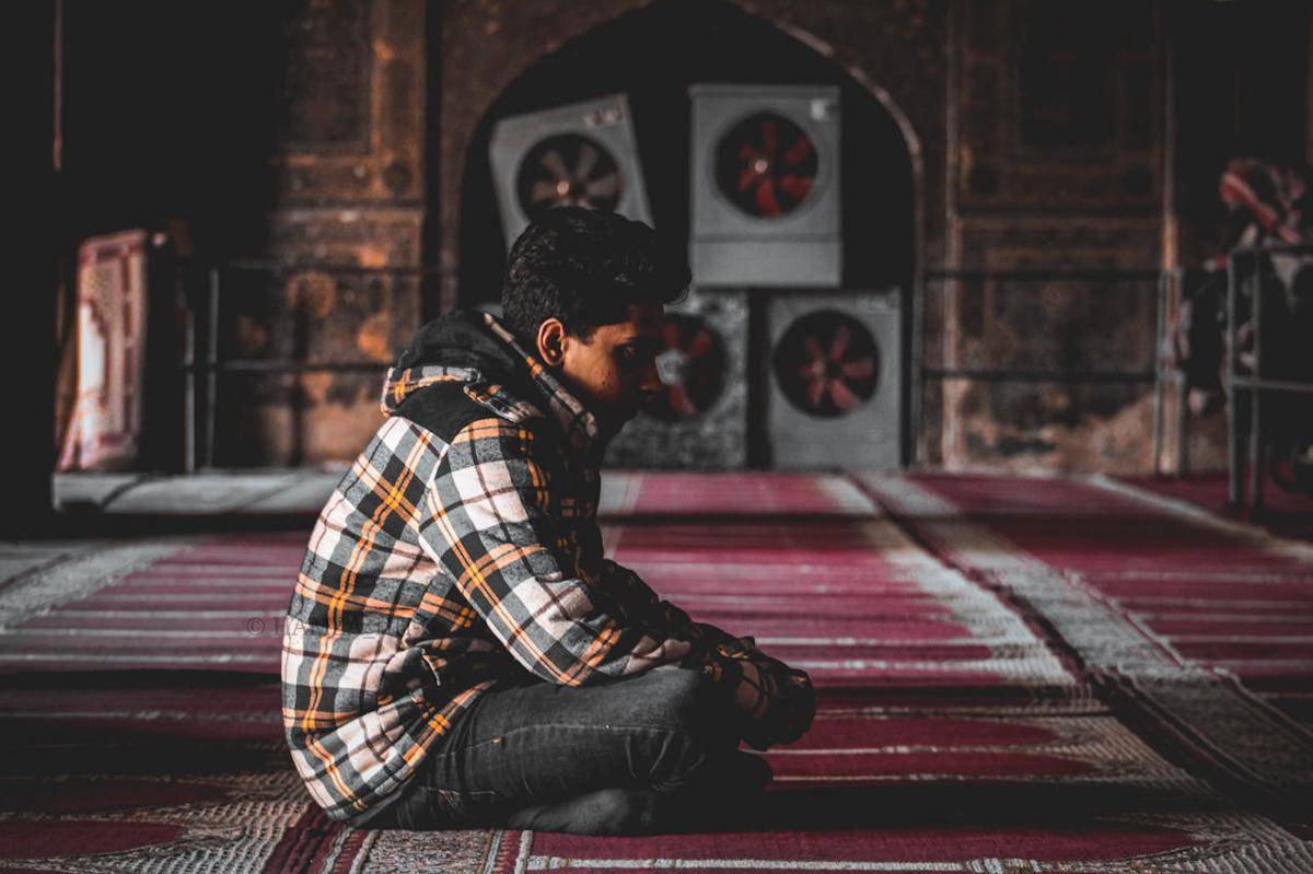 ilustrasi berdoa di masjid (pexels.com/Hamza Habib)